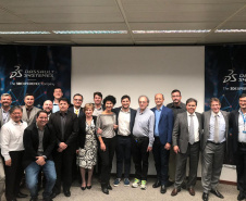 O Governo do Estado e a multinacional francesa Dassault Systèmes vão montar em Curitiba um hub (espaço de integração) de inovação para pesquisa aplicada e desenvolvimento tecnológico com foco em mobilidade elétrica.

O memorando de entendimento foi celebrado nesta quarta-feira (27) pela Superintendência de Inovação da Casa Civil e envolve ainda a Universidade Federal do Paraná (UFPR), o Senai e a Agência Curitiba de Desenvolvimento e Inovação. Foto: Divulgação