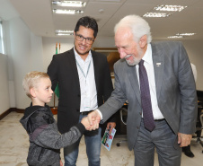 O vice-governador Darci Piana recebeu Eduardo Kuzeratzki, 7 anos, aluno do 1o ano da Escola Municipal Padre Antonio de Quitandinha, ganhou o 6o Concurso Cartão de Natal, na categoria Educação Infantil. Acompanharam: Sua mãe Daiana Suelen Kuzeratzki; o diretor da Escola do Detran/Pr, Mário Marques Guimarães Neto e a prefeita de Quitandinha, Maria Julia Wojcik.Curitiba, 28-11-19.Foto: Arnaldo Alves / AEN. 