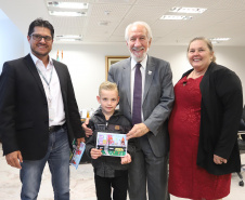 O vice-governador Darci Piana recebeu Eduardo Kuzeratzki, 7 anos, aluno do 1o ano da Escola Municipal Padre Antonio de Quitandinha, ganhou o 6o Concurso Cartão de Natal, na categoria Educação Infantil. Acompanharam: Sua mãe Daiana Suelen Kuzeratzki; o diretor da Escola do Detran/Pr, Mário Marques Guimarães Neto e a prefeita de Quitandinha, Maria Julia Wojcik.Curitiba, 28-11-19.Foto: Arnaldo Alves / AEN. 