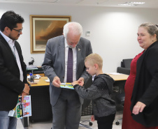 O vice-governador Darci Piana recebeu Eduardo Kuzeratzki, 7 anos, aluno do 1o ano da Escola Municipal Padre Antonio de Quitandinha, ganhou o 6o Concurso Cartão de Natal, na categoria Educação Infantil. Acompanharam: Sua mãe Daiana Suelen Kuzeratzki; o diretor da Escola do Detran/Pr, Mário Marques Guimarães Neto e a prefeita de Quitandinha, Maria Julia Wojcik.Curitiba, 28-11-19.Foto: Arnaldo Alves / AEN. 
