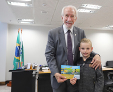 O vice-governador Darci Piana recebeu Eduardo Kuzeratzki, 7 anos, aluno do 1o ano da Escola Municipal Padre Antonio de Quitandinha, ganhou o 6o Concurso Cartão de Natal, na categoria Educação Infantil. Acompanharam: Sua mãe Daiana Suelen Kuzeratzki; o diretor da Escola do Detran/Pr, Mário Marques Guimarães Neto e a prefeita de Quitandinha, Maria Julia Wojcik.Curitiba, 28-11-19.Foto: Arnaldo Alves / AEN. 