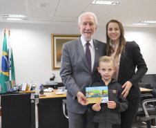 O vice-governador Darci Piana recebeu Eduardo Kuzeratzki, 7 anos, aluno do 1o ano da Escola Municipal Padre Antonio de Quitandinha, ganhou o 6o Concurso Cartão de Natal, na categoria Educação Infantil. Acompanharam: Sua mãe Daiana Suelen Kuzeratzki; o diretor da Escola do Detran/Pr, Mário Marques Guimarães Neto e a prefeita de Quitandinha, Maria Julia Wojcik.Curitiba, 28-11-19.Foto: Arnaldo Alves / AEN. 