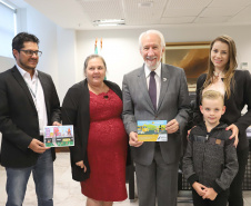 O vice-governador Darci Piana recebeu Eduardo Kuzeratzki, 7 anos, aluno do 1o ano da Escola Municipal Padre Antonio de Quitandinha, ganhou o 6o Concurso Cartão de Natal, na categoria Educação Infantil. Acompanharam: Sua mãe Daiana Suelen Kuzeratzki; o diretor da Escola do Detran/Pr, Mário Marques Guimarães Neto e a prefeita de Quitandinha, Maria Julia Wojcik.Curitiba, 28-11-19.Foto: Arnaldo Alves / AEN. 