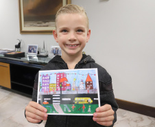 O vice-governador Darci Piana recebeu Eduardo Kuzeratzki, 7 anos, aluno do 1o ano da Escola Municipal Padre Antonio de Quitandinha, ganhou o 6o Concurso Cartão de Natal, na categoria Educação Infantil. Acompanharam: Sua mãe Daiana Suelen Kuzeratzki; o diretor da Escola do Detran/Pr, Mário Marques Guimarães Neto e a prefeita de Quitandinha, Maria Julia Wojcik.Curitiba, 28-11-19.Foto: Arnaldo Alves / AEN. 