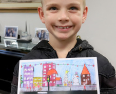 O vice-governador Darci Piana recebeu Eduardo Kuzeratzki, 7 anos, aluno do 1o ano da Escola Municipal Padre Antonio de Quitandinha, ganhou o 6o Concurso Cartão de Natal, na categoria Educação Infantil. Acompanharam: Sua mãe Daiana Suelen Kuzeratzki; o diretor da Escola do Detran/Pr, Mário Marques Guimarães Neto e a prefeita de Quitandinha, Maria Julia Wojcik.Curitiba, 28-11-19.Foto: Arnaldo Alves / AEN. 