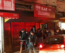 A Força-Tarefa Infância Segura de Combate a Crimes contra a Criança realizou na noite de quinta-feira (28) ações de fiscalização e conscientização em estabelecimentos comerciais e bares de Curitiba. Foi a sexta Operação Integrada e Ostensiva de Protec&#807;a&#771;o a&#768;s Crianc&#807;as e Adolescentes. Foto:SEJUF