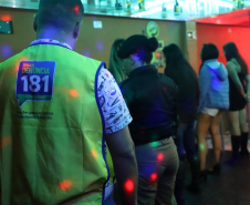 A Força-Tarefa Infância Segura de Combate a Crimes contra a Criança realizou na noite de quinta-feira (28) ações de fiscalização e conscientização em estabelecimentos comerciais e bares de Curitiba. Foi a sexta Operação Integrada e Ostensiva de Protec&#807;a&#771;o a&#768;s Crianc&#807;as e Adolescentes. Foto:SEJUF
