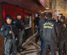 A Força-Tarefa Infância Segura de Combate a Crimes contra a Criança realizou na noite de quinta-feira (28) ações de fiscalização e conscientização em estabelecimentos comerciais e bares de Curitiba. Foi a sexta Operação Integrada e Ostensiva de Protec&#807;a&#771;o a&#768;s Crianc&#807;as e Adolescentes. Foto:SEJUF