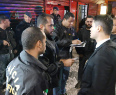 A Força-Tarefa Infância Segura de Combate a Crimes contra a Criança realizou na noite de quinta-feira (28) ações de fiscalização e conscientização em estabelecimentos comerciais e bares de Curitiba. Foi a sexta Operação Integrada e Ostensiva de Protec&#807;a&#771;o a&#768;s Crianc&#807;as e Adolescentes. Foto:SEJUF