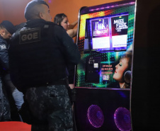 A Força-Tarefa Infância Segura de Combate a Crimes contra a Criança realizou na noite de quinta-feira (28) ações de fiscalização e conscientização em estabelecimentos comerciais e bares de Curitiba. Foi a sexta Operação Integrada e Ostensiva de Protec&#807;a&#771;o a&#768;s Crianc&#807;as e Adolescentes. Foto:SEJUF