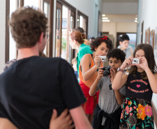 O olhar sensível de Alessandra Rocio de Andrade, aluna da APAE e estagiária de Educação Especial no Centro Juvenil de Artes (CJA) e no Museu Casa Alfredo Andersen (MCAA) de 2014 a 2019, deu origem à exposição fotográfica que leva seu nome. A mostra reúne imagens capturadas por Alessandra no primeiro semestre deste ano, quando participou da Oficina de Fotografia ministrada pelo fotógrafo Aurélio Peluso. 