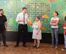 O olhar sensível de Alessandra Rocio de Andrade, aluna da APAE e estagiária de Educação Especial no Centro Juvenil de Artes (CJA) e no Museu Casa Alfredo Andersen (MCAA) de 2014 a 2019, deu origem à exposição fotográfica que leva seu nome. A mostra reúne imagens capturadas por Alessandra no primeiro semestre deste ano, quando participou da Oficina de Fotografia ministrada pelo fotógrafo Aurélio Peluso. 