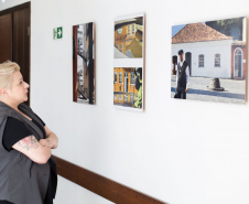 O olhar sensível de Alessandra Rocio de Andrade, aluna da APAE e estagiária de Educação Especial no Centro Juvenil de Artes (CJA) e no Museu Casa Alfredo Andersen (MCAA) de 2014 a 2019, deu origem à exposição fotográfica que leva seu nome. A mostra reúne imagens capturadas por Alessandra no primeiro semestre deste ano, quando participou da Oficina de Fotografia ministrada pelo fotógrafo Aurélio Peluso. 