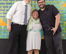 O olhar sensível de Alessandra Rocio de Andrade, aluna da APAE e estagiária de Educação Especial no Centro Juvenil de Artes (CJA) e no Museu Casa Alfredo Andersen (MCAA) de 2014 a 2019, deu origem à exposição fotográfica que leva seu nome. A mostra reúne imagens capturadas por Alessandra no primeiro semestre deste ano, quando participou da Oficina de Fotografia ministrada pelo fotógrafo Aurélio Peluso. 
