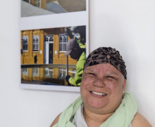O olhar sensível de Alessandra Rocio de Andrade, aluna da APAE e estagiária de Educação Especial no Centro Juvenil de Artes (CJA) e no Museu Casa Alfredo Andersen (MCAA) de 2014 a 2019, deu origem à exposição fotográfica que leva seu nome. A mostra reúne imagens capturadas por Alessandra no primeiro semestre deste ano, quando participou da Oficina de Fotografia ministrada pelo fotógrafo Aurélio Peluso. 