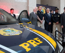 Foram entregues à Polícia Rodoviária Federal (PRF) 26 viaturas blindadas. O vice-governador Darci Piana fez a entrega dos veículos, que foram adquiridos por convênio entre o Governo do Estado, através do Departamento de Estradas de Rodagem (DER), e a superintendência estadual da PRF. Os recursos são dos contratos de concessão das rodovias, para aparelhamento das forças policiais do Estado. Foto: Ari Dias/AEN
