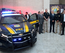 Foram entregues à Polícia Rodoviária Federal (PRF) 26 viaturas blindadas. O vice-governador Darci Piana fez a entrega dos veículos, que foram adquiridos por convênio entre o Governo do Estado, através do Departamento de Estradas de Rodagem (DER), e a superintendência estadual da PRF. Os recursos são dos contratos de concessão das rodovias, para aparelhamento das forças policiais do Estado. Foto: Ari Dias/AEN