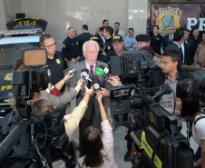 Foram entregues à Polícia Rodoviária Federal (PRF) 26 viaturas blindadas. O vice-governador Darci Piana fez a entrega dos veículos, que foram adquiridos por convênio entre o Governo do Estado, através do Departamento de Estradas de Rodagem (DER), e a superintendência estadual da PRF. Os recursos são dos contratos de concessão das rodovias, para aparelhamento das forças policiais do Estado. Foto: Ari Dias/AEN