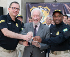 Foram entregues à Polícia Rodoviária Federal (PRF) 26 viaturas blindadas. O vice-governador Darci Piana fez a entrega dos veículos, que foram adquiridos por convênio entre o Governo do Estado, através do Departamento de Estradas de Rodagem (DER), e a superintendência estadual da PRF. Os recursos são dos contratos de concessão das rodovias, para aparelhamento das forças policiais do Estado. Foto: Ari Dias/AEN