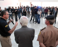 Foram entregues à Polícia Rodoviária Federal (PRF) 26 viaturas blindadas. O vice-governador Darci Piana fez a entrega dos veículos, que foram adquiridos por convênio entre o Governo do Estado, através do Departamento de Estradas de Rodagem (DER), e a superintendência estadual da PRF. Os recursos são dos contratos de concessão das rodovias, para aparelhamento das forças policiais do Estado. Foto: Ari Dias/AEN