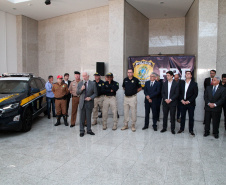 Foram entregues à Polícia Rodoviária Federal (PRF) 26 viaturas blindadas. O vice-governador Darci Piana fez a entrega dos veículos, que foram adquiridos por convênio entre o Governo do Estado, através do Departamento de Estradas de Rodagem (DER), e a superintendência estadual da PRF. Os recursos são dos contratos de concessão das rodovias, para aparelhamento das forças policiais do Estado. Foto: Ari Dias/AEN