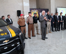 Foram entregues à Polícia Rodoviária Federal (PRF) 26 viaturas blindadas. O vice-governador Darci Piana fez a entrega dos veículos, que foram adquiridos por convênio entre o Governo do Estado, através do Departamento de Estradas de Rodagem (DER), e a superintendência estadual da PRF. Os recursos são dos contratos de concessão das rodovias, para aparelhamento das forças policiais do Estado. Foto: Ari Dias/AEN