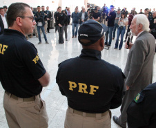 Foram entregues à Polícia Rodoviária Federal (PRF) 26 viaturas blindadas. O vice-governador Darci Piana fez a entrega dos veículos, que foram adquiridos por convênio entre o Governo do Estado, através do Departamento de Estradas de Rodagem (DER), e a superintendência estadual da PRF. Os recursos são dos contratos de concessão das rodovias, para aparelhamento das forças policiais do Estado. Foto: Ari Dias/AEN