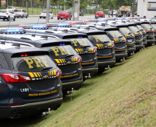 Foram entregues à Polícia Rodoviária Federal (PRF) 26 viaturas blindadas. O vice-governador Darci Piana fez a entrega dos veículos, que foram adquiridos por convênio entre o Governo do Estado, através do Departamento de Estradas de Rodagem (DER), e a superintendência estadual da PRF. Os recursos são dos contratos de concessão das rodovias, para aparelhamento das forças policiais do Estado. Foto: Ari Dias/AEN