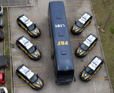 Foram entregues à Polícia Rodoviária Federal (PRF) 26 viaturas blindadas. O vice-governador Darci Piana fez a entrega dos veículos, que foram adquiridos por convênio entre o Governo do Estado, através do Departamento de Estradas de Rodagem (DER), e a superintendência estadual da PRF. Os recursos são dos contratos de concessão das rodovias, para aparelhamento das forças policiais do Estado. Foto: Ari Dias/AEN