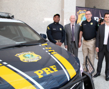Foram entregues à Polícia Rodoviária Federal (PRF) 26 viaturas blindadas. O vice-governador Darci Piana fez a entrega dos veículos, que foram adquiridos por convênio entre o Governo do Estado, através do Departamento de Estradas de Rodagem (DER), e a superintendência estadual da PRF. Os recursos são dos contratos de concessão das rodovias, para aparelhamento das forças policiais do Estado. Foto: Ari Dias/AEN