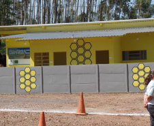 Cerca de 40 integrantes ativos da Associação dos Apicultores do município de Mato Rico têm agora uma nova unidade de beneficiamento de mel, situada na comunidade Rio Perdido. O local foi viabilizado por meio de parceria entre a Secretaria de Estado da Agricultura e do Abastecimento, Agência de Defesa Agropecuária (Adapar), prefeitura e a associação. Foto: SEAB