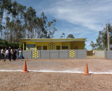Cerca de 40 integrantes ativos da Associação dos Apicultores do município de Mato Rico têm agora uma nova unidade de beneficiamento de mel, situada na comunidade Rio Perdido. O local foi viabilizado por meio de parceria entre a Secretaria de Estado da Agricultura e do Abastecimento, Agência de Defesa Agropecuária (Adapar), prefeitura e a associação. Foto: SEAB