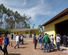 Cerca de 40 integrantes ativos da Associação dos Apicultores do município de Mato Rico têm agora uma nova unidade de beneficiamento de mel, situada na comunidade Rio Perdido. O local foi viabilizado por meio de parceria entre a Secretaria de Estado da Agricultura e do Abastecimento, Agência de Defesa Agropecuária (Adapar), prefeitura e a associação. Foto: SEAB