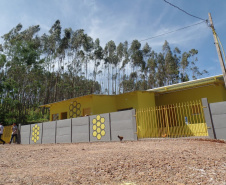 Cerca de 40 integrantes ativos da Associação dos Apicultores do município de Mato Rico têm agora uma nova unidade de beneficiamento de mel, situada na comunidade Rio Perdido. O local foi viabilizado por meio de parceria entre a Secretaria de Estado da Agricultura e do Abastecimento, Agência de Defesa Agropecuária (Adapar), prefeitura e a associação. Foto: SEAB