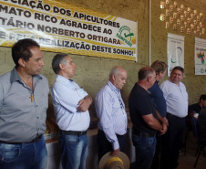 Cerca de 40 integrantes ativos da Associação dos Apicultores do município de Mato Rico têm agora uma nova unidade de beneficiamento de mel, situada na comunidade Rio Perdido. O local foi viabilizado por meio de parceria entre a Secretaria de Estado da Agricultura e do Abastecimento, Agência de Defesa Agropecuária (Adapar), prefeitura e a associação. Foto: SEAB