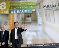 O governador Carlos Massa Ratinho Junior autorizou nesta terça-feira (3) o repasse de R$ 78 milhões para hospitais filantrópicos. Os recursos são destinados a obras (R$ 44,5 milhões) e equipamentos (R$ 33,5 milhões). É o maior pacote financeiro unificado da história às instituições, que atendem mais de 50% dos pacientes do Sistema Único de Saúde (SUS) no Paraná. Curitiba,03/12/2019 Foto:Jaelson Lucas / AEN
