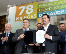 O governador Carlos Massa Ratinho Junior autorizou nesta terça-feira (3) o repasse de R$ 78 milhões para hospitais filantrópicos. Os recursos são destinados a obras (R$ 44,5 milhões) e equipamentos (R$ 33,5 milhões). É o maior pacote financeiro unificado da história às instituições, que atendem mais de 50% dos pacientes do Sistema Único de Saúde (SUS) no Paraná. Curitiba,03/12/2019 Foto:Jaelson Lucas / AEN