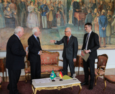 O vice governador Darci Piana recebe nesta terça-feira (3), o embaixador da Alemanha no Brasil, Georg Witschel no Palácio Iguaçu.   Curitiba, 03/12/2019 -  Foto: Geraldo Bubniak/AEN