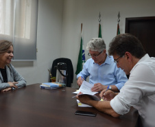Um convênio assinado nesta terça-feira (03) vai garantir a implantação de nove hortas urbanas em Cascavel e a manutenção de 36. A iniciativa integra o programa Hortas Comunitárias do Departamento de Segurança Alimentar e Nutricional (Desan) e vai beneficiar diretamente 270 famílias. O valor do convênio é R$ 428,6 mil, com repasse de R$ 399,9 mil da Secretaria de Estado da Agricultura e do Abastecimento e a contrapartida do município de R$ 28,6 mil. Foto:SEAB