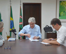 Um convênio assinado nesta terça-feira (03) vai garantir a implantação de nove hortas urbanas em Cascavel e a manutenção de 36. A iniciativa integra o programa Hortas Comunitárias do Departamento de Segurança Alimentar e Nutricional (Desan) e vai beneficiar diretamente 270 famílias. O valor do convênio é R$ 428,6 mil, com repasse de R$ 399,9 mil da Secretaria de Estado da Agricultura e do Abastecimento e a contrapartida do município de R$ 28,6 mil. Foto:SEAB