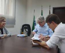 Um convênio assinado nesta terça-feira (03) vai garantir a implantação de nove hortas urbanas em Cascavel e a manutenção de 36. A iniciativa integra o programa Hortas Comunitárias do Departamento de Segurança Alimentar e Nutricional (Desan) e vai beneficiar diretamente 270 famílias. O valor do convênio é R$ 428,6 mil, com repasse de R$ 399,9 mil da Secretaria de Estado da Agricultura e do Abastecimento e a contrapartida do município de R$ 28,6 mil. Foto:SEAB