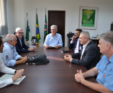 A Secretaria de Estado da Agricultura e Abastecimento vai ampliar o número de agências que financiam o programa Trator Solidário. Uma parceria assinada nesta terça-feira (03) possibilitará a entrada do Sistema de Cooperativas de Crédito do Brasil (Sicoob) no financiamento do programa, dando mais condições de atendimento ao agricultor familiar.Foto:SEAB