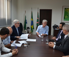 A Secretaria de Estado da Agricultura e Abastecimento vai ampliar o número de agências que financiam o programa Trator Solidário. Uma parceria assinada nesta terça-feira (03) possibilitará a entrada do Sistema de Cooperativas de Crédito do Brasil (Sicoob) no financiamento do programa, dando mais condições de atendimento ao agricultor familiar.Foto:SEAB