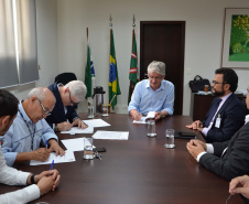 A Secretaria de Estado da Agricultura e Abastecimento vai ampliar o número de agências que financiam o programa Trator Solidário. Uma parceria assinada nesta terça-feira (03) possibilitará a entrada do Sistema de Cooperativas de Crédito do Brasil (Sicoob) no financiamento do programa, dando mais condições de atendimento ao agricultor familiar.Foto:SEAB