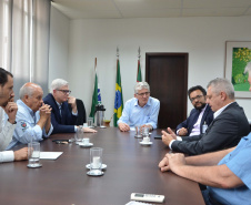 A Secretaria de Estado da Agricultura e Abastecimento vai ampliar o número de agências que financiam o programa Trator Solidário. Uma parceria assinada nesta terça-feira (03) possibilitará a entrada do Sistema de Cooperativas de Crédito do Brasil (Sicoob) no financiamento do programa, dando mais condições de atendimento ao agricultor familiar.Foto:SEAB