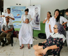 A empresa Portos do Paraná levou pela primeira vez o projeto Porto em Ação para além do continente. A comunidade beneficiada foi a de Encantadas, na Ilha do Mel. Nesta quarta-feira (4), os moradores tiveram acesso a exames clínicos e vacinação, além de corte de cabelo, aulas de xadrez, orientações sobre qualidade de vida e atividades físicas. Foto: Portos do Paraná