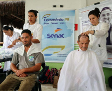 A empresa Portos do Paraná levou pela primeira vez o projeto Porto em Ação para além do continente. A comunidade beneficiada foi a de Encantadas, na Ilha do Mel. Nesta quarta-feira (4), os moradores tiveram acesso a exames clínicos e vacinação, além de corte de cabelo, aulas de xadrez, orientações sobre qualidade de vida e atividades físicas. Foto: Portos do Paraná