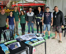 A empresa Portos do Paraná levou pela primeira vez o projeto Porto em Ação para além do continente. A comunidade beneficiada foi a de Encantadas, na Ilha do Mel. Nesta quarta-feira (4), os moradores tiveram acesso a exames clínicos e vacinação, além de corte de cabelo, aulas de xadrez, orientações sobre qualidade de vida e atividades físicas. Foto: Portos do Paraná