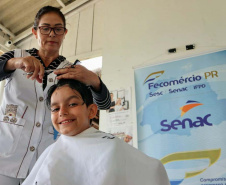 A empresa Portos do Paraná levou pela primeira vez o projeto Porto em Ação para além do continente. A comunidade beneficiada foi a de Encantadas, na Ilha do Mel. Nesta quarta-feira (4), os moradores tiveram acesso a exames clínicos e vacinação, além de corte de cabelo, aulas de xadrez, orientações sobre qualidade de vida e atividades físicas. Foto: Portos do Paraná