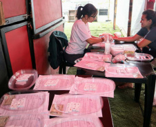 A empresa Portos do Paraná levou pela primeira vez o projeto Porto em Ação para além do continente. A comunidade beneficiada foi a de Encantadas, na Ilha do Mel. Nesta quarta-feira (4), os moradores tiveram acesso a exames clínicos e vacinação, além de corte de cabelo, aulas de xadrez, orientações sobre qualidade de vida e atividades físicas. Foto: Portos do Paraná